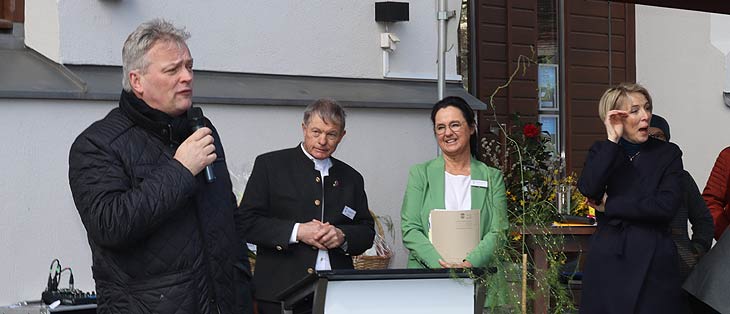 Staatssekretär MdL Roland Weigert, Peter Strobl, Geschäftsführer des Spargelerzeugerverband Südbayern e.V. , "Aspargus" Herausgeberin Evelyn Plöckl, Münchens 2. Bürgermeisterin Karin Habenschaden waren mit dabei beim Spargelanstich auf dem Viktualienmarkt am 05.04.2023 (©Foto: Martin Schmitz)